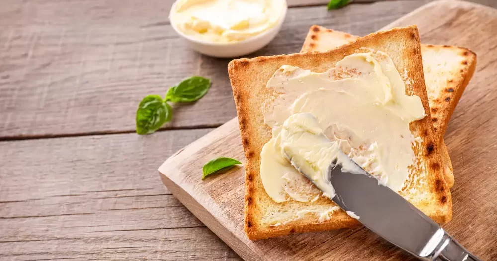 Knife spreading butter